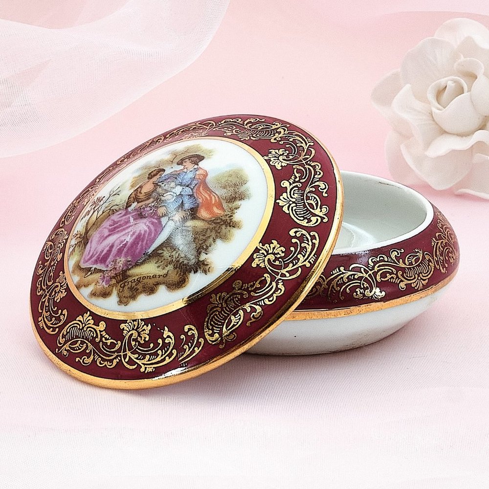 LIMOGES "Couple" Vintage Porcelain Trinket Box